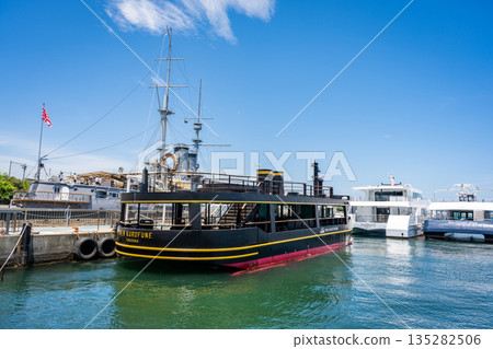 猿島航線上的觀光船和停泊在橫須賀三笠碼頭的三笠紀念船。 猿島航線上的觀光船和停泊在橫須賀三笠碼頭的三笠紀念船。 135282506