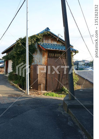 廢棄的老房子,雜草叢生,爬滿了常春藤。 廢棄的老房子,雜草叢生,爬滿了常春藤。 135282832