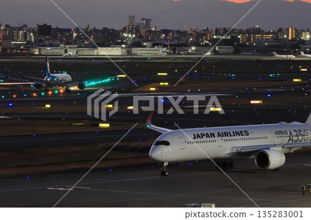 一架客機正在滑行，準備夜間飛行。 135283001