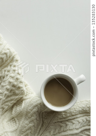 針織衫上的咖啡歐蕾… 135283130