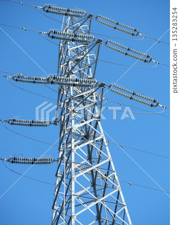 A tower that shines in the blue sky 135283254