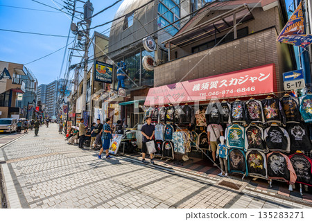 橫須賀-多布伊塔街兩旁林立著橫須賀鋼片傘專賣店 橫須賀-多布伊塔街兩旁林立著橫須賀鋼片傘專賣店 135283271