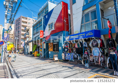 橫須賀-多布伊塔街兩旁林立著橫須賀鋼片傘專賣店 橫須賀-多布伊塔街兩旁林立著橫須賀鋼片傘專賣店 135283272
