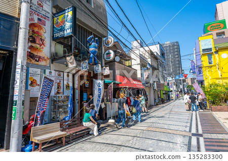 白天的道布伊塔街景色,橫須賀的特色美食海軍漢堡餐廳林立。 白天的道布伊塔街景色,橫須賀的特色美食海軍漢堡餐廳林立。 135283300