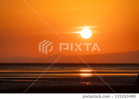 退潮時分,夕陽灑在海面上。 退潮時分,夕陽灑在海面上。 135283490
