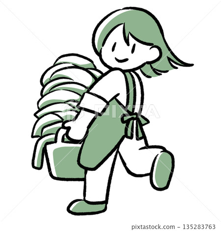 一位微笑的短髮女子提著洗衣籃。 一位微笑的短髮女子提著洗衣籃。 135283763