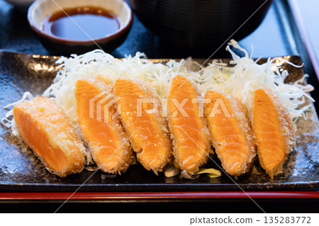 美味的稀有鮭魚排 135283772