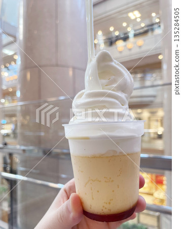 布丁配軟冰淇淋:入口即化的布丁,上面放著賞心悅目的軟冰淇淋。 布丁配軟冰淇淋:入口即化的布丁,上面放著賞心悅目的軟冰淇淋。 135284505