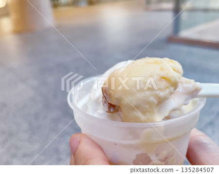 布丁配軟冰淇淋:入口即化的布丁,上面放著賞心悅目的軟冰淇淋。 布丁配軟冰淇淋:入口即化的布丁,上面放著賞心悅目的軟冰淇淋。 135284507