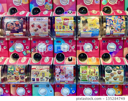 Capsule toy arcade 135284749