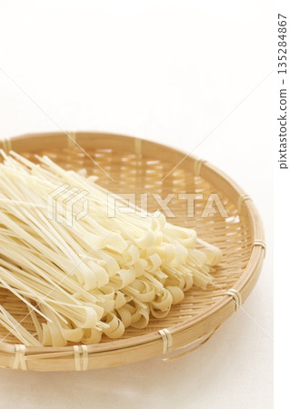 Zaru udon noodles Zaru udon noodles 135284867