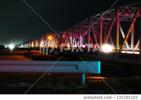 鐵橋上璀璨的燈光和河岸的夜景令人心曠神怡。 鐵橋上璀璨的燈光和河岸的夜景令人心曠神怡。 135285185