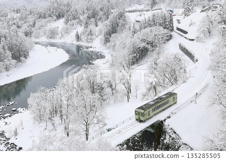 積雪覆蓋的飯山線 135285505
