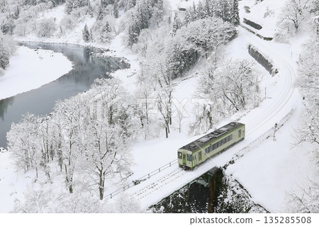 積雪覆蓋的飯山線 135285508