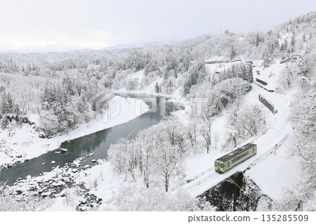 積雪覆蓋的飯山線 135285509