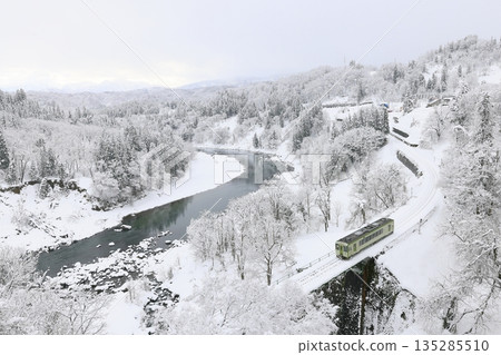 積雪覆蓋的飯山線 135285510