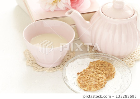奶茶、茶壺和堅果餅乾 135285695