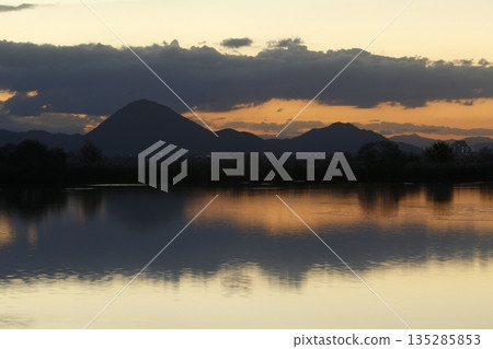 從紀濱內湖眺望日出時的三上山 從紀濱內湖眺望日出時的三上山 135285853