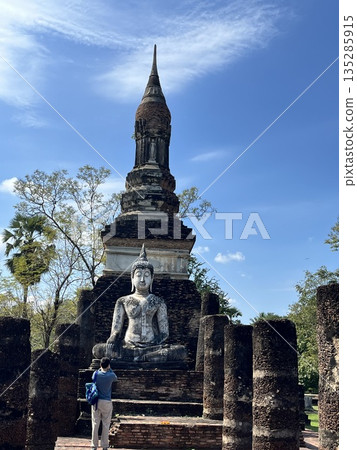 Tourists taking photos with Wat Mahathat in Sukhothai Historical Park Tourists taking photos with Wat Mahathat in Sukhothai Historical Park 135285915
