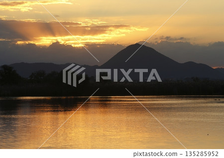 從紀濱內湖眺望日出時的三上山 從紀濱內湖眺望日出時的三上山 135285952