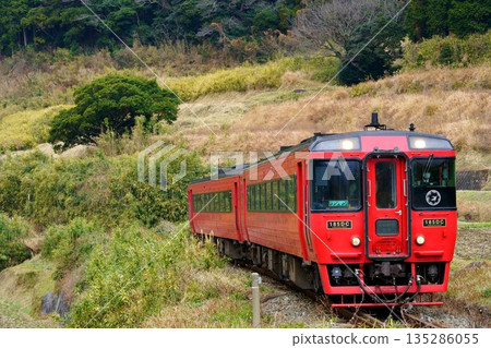 九州特快列車正攀爬阿蘇外緣的陡峭山坡 135286055