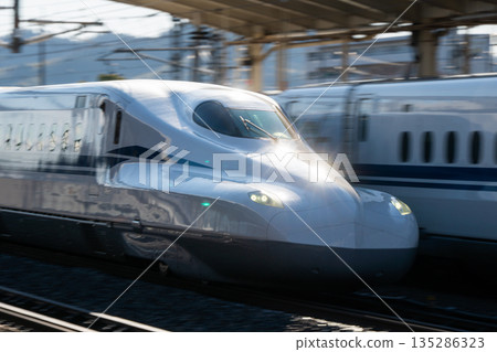 晴朗的日子裡,東海道新幹線列車經過米原站。這是從月台上看到的列車景象。 晴朗的日子裡,東海道新幹線列車經過米原站。這是從月台上看到的列車景象。 135286323
