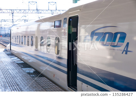 東海道新幹線列車停靠米原月月台。可以看到敞開的車門。 135286427