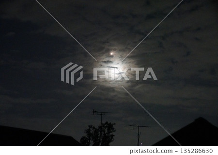 月亮被烏雲遮住了。 月亮被烏雲遮住了。 135286630