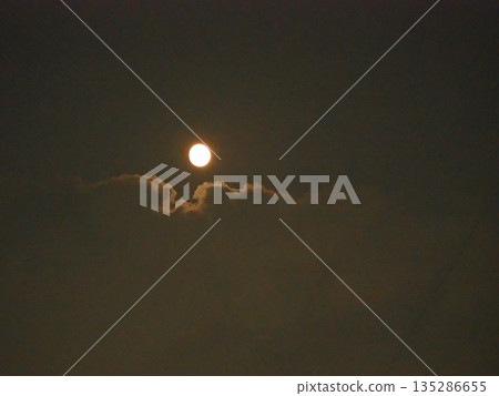 月亮被烏雲遮住了。 135286655