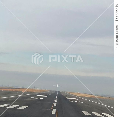 飛機起飛 135286819