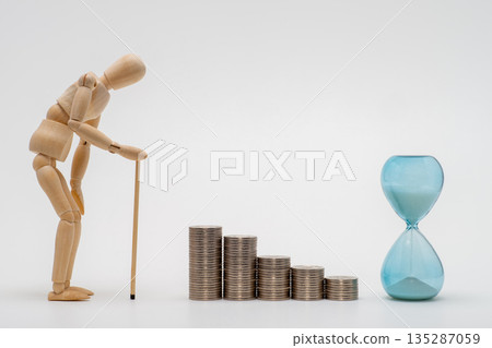 圖中是逐漸減少的退休金,配以玻璃沙漏和硬幣。 圖中是逐漸減少的退休金,配以玻璃沙漏和硬幣。 135287059