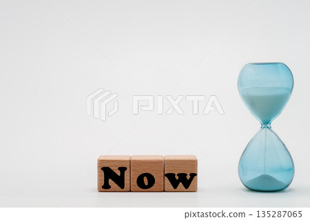 現在這個字和一個玻璃沙漏 135287065