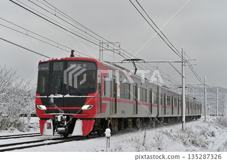 9500 series 9514 train running on the snowy Meitetsu Kakamigahara Line 135287326