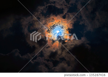 雲朵從來不是白色的。它們有很多不同的顏色。 135287416