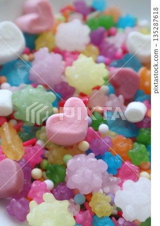 色彩繽紛的糖果和心形棉花糖 135287618