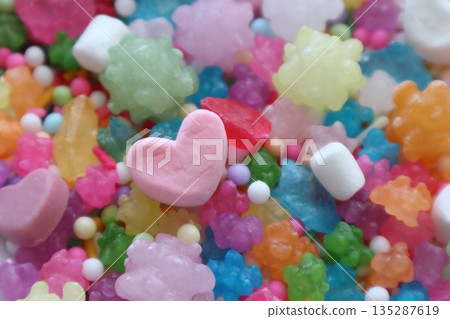 色彩繽紛的糖果和心形棉花糖 色彩繽紛的糖果和心形棉花糖 135287619