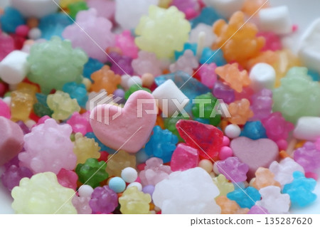 色彩繽紛的糖果和心形棉花糖 135287620