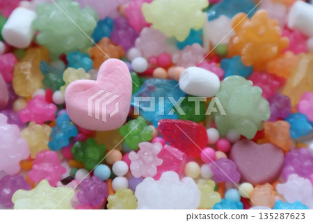 色彩繽紛的糖果和心形棉花糖 135287623