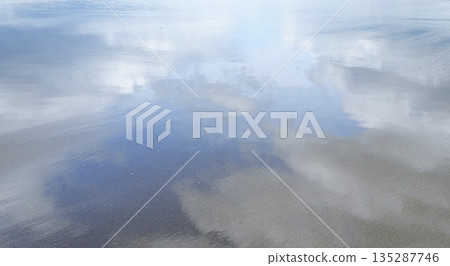 水面上的天空 135287746