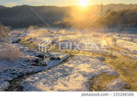 Matsukawa River illuminated by the morning sun and rising river mist [Hakuba Village, Kitaazumi District] 135288166