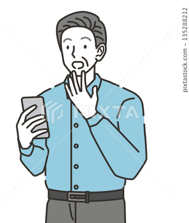 一位老人對他的智慧型手機感到驚訝 135288212