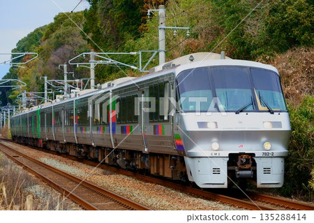 特快列車“綠色”,車頭是783係通勤列車。 特快列車“綠色”,車頭是783係通勤列車。 135288414