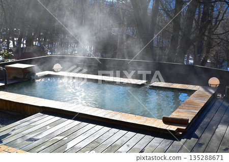 露天浴池景色、天然溫泉景色、源頭湧出的溫泉、熱氣騰騰的溫泉景色、溫泉圖片、圖片素材 露天浴池景色、天然溫泉景色、源頭湧出的溫泉、熱氣騰騰的溫泉景色、溫泉圖片、圖片素材 135288671