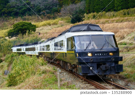 The Asoboy express train climbs the steep slope of Tateno! 135288900