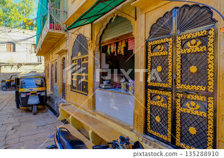 印度傑伊瑟爾梅爾的街道 135288910