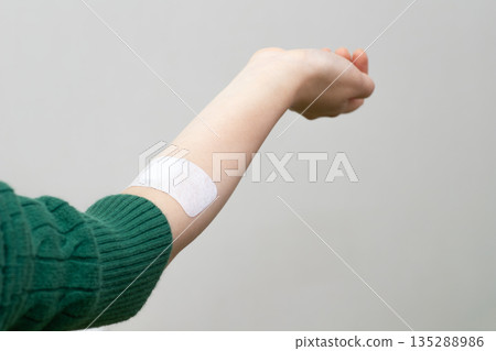 一名女子手臂上纏著止血繃帶,這是注射後的照片。 一名女子手臂上纏著止血繃帶,這是注射後的照片。 135288986