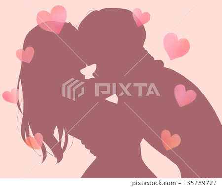 男女擁抱歡笑的剪影心形 135289722
