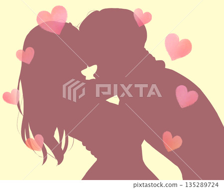 男女擁抱歡笑的剪影心形 135289724