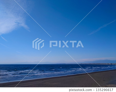 海浪拍打著江之島片瀨西濱和久幻沼海灘的沙灘 海浪拍打著江之島片瀨西濱和久幻沼海灘的沙灘 135290817