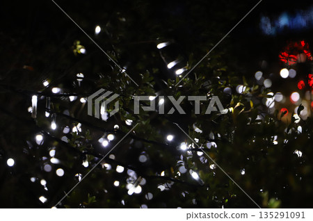 黑暗中漂浮的光源 黑暗中漂浮的光源 135291091